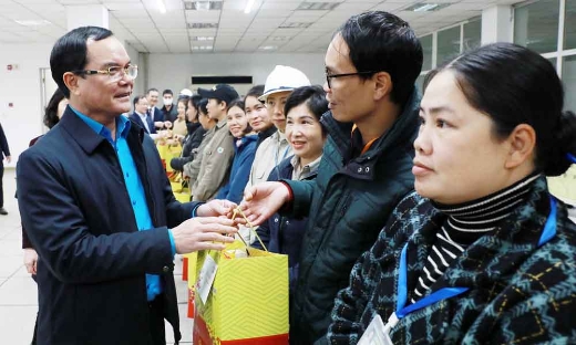 Chủ tịch Tổng Liên đoàn Lao động Việt Nam Nguyễn Đình Khang tặng quà Tết công nhân hoàn cảnh khó khăn